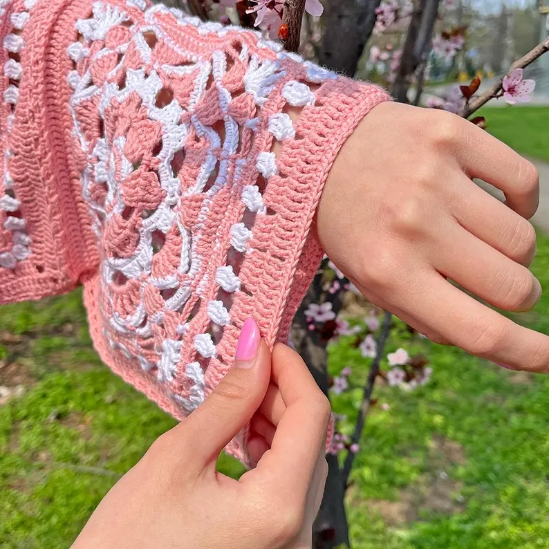 🌼 Daisy Granny Square Sweater Pattern